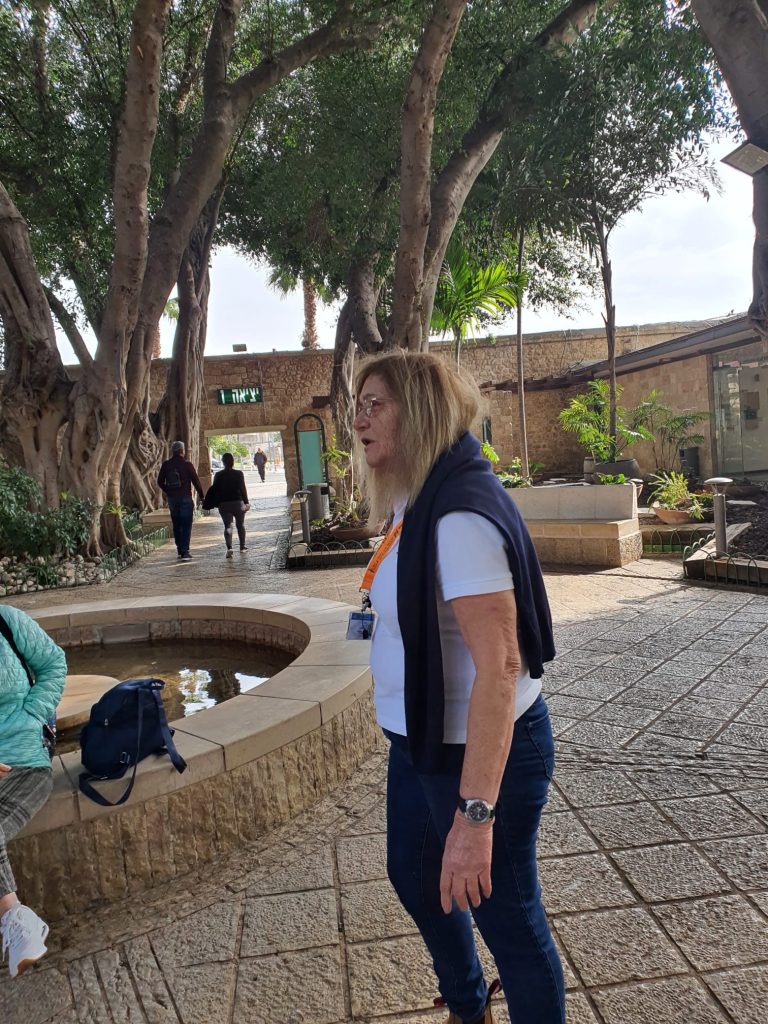 דודי אלבז מדריכת טיולים מובילה סיור באתר היסטורי